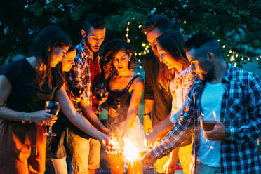 Gruppe von Freunden beim Grillen in der Natur - Glückliche Menschen beim Picknick auf dem Lande - DMDF05651