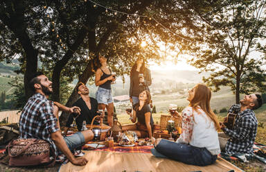 Gruppe von Freunden beim Grillen in der Natur - Glückliche Menschen beim Picknick auf dem Lande - DMDF05678