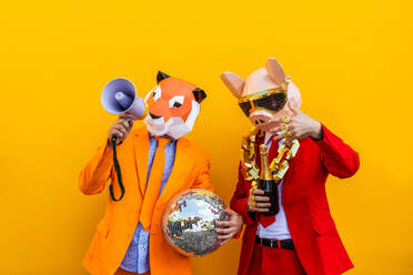 Cooler Mann trägt 3d Origami-Maske mit stilvollen farbigen Kleidung - Kreatives Konzept für die Werbung, Tierkopf Maske tun lustige Dinge auf bunten Hintergrund - DMDF05744