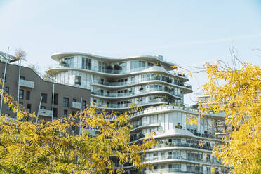 Frankreich, Ile-De-France, Paris, Außenansicht eines modernen Mehrfamilienhauses am Parc Clichy-Batignolles - Martin Luther King - TAMF03956