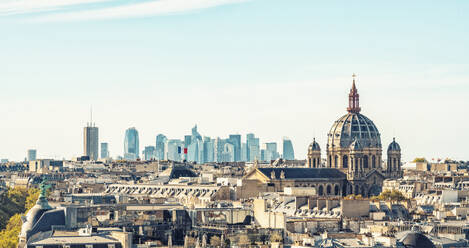 Frankreich, Ile-De-France, Paris, Panoramablick auf Häuser rund um die Kirche Saint-Augustin mit La Defense-Wolkenkratzern im Hintergrund - TAMF03961