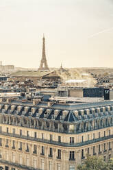 Frankreich, Ile-De-France, Paris, Wohnviertel mit Eiffelturm im fernen Hintergrund - TAMF03964