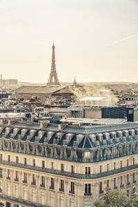 Frankreich, Ile-De-France, Paris, Wohnviertel mit Eiffelturm im fernen Hintergrund - TAMF03964