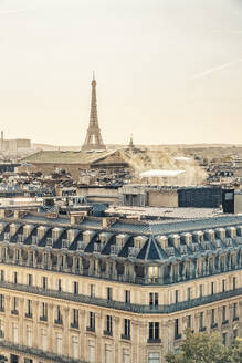 Frankreich, Ile-De-France, Paris, Wohnviertel mit Eiffelturm im fernen Hintergrund - TAMF03964