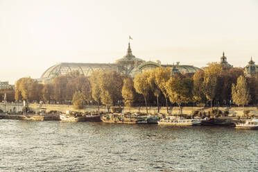 Frankreich, Ile-De-France, Paris, Boote an der Seine in der Abenddämmerung mit Grand Palais im Hintergrund - TAMF03968