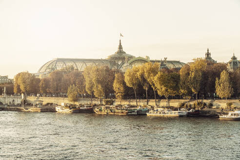 Frankreich, Ile-De-France, Paris, Boote an der Seine in der Abenddämmerung mit Grand Palais im Hintergrund - TAMF03968