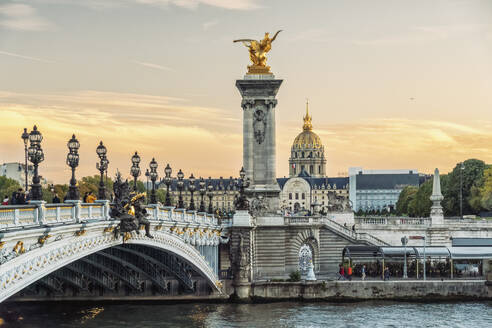 Frankreich, Ile-De-France, Paris, Brücke Pont Alexandre III in der Abenddämmerung - TAMF03969