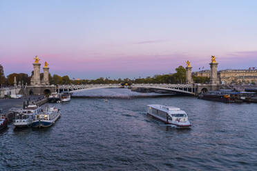 Frankreich, Ile-De-France, Paris, Boote auf der Seine in der Abenddämmerung mit der Brücke Pont Alexandre III im Hintergrund - TAMF03971