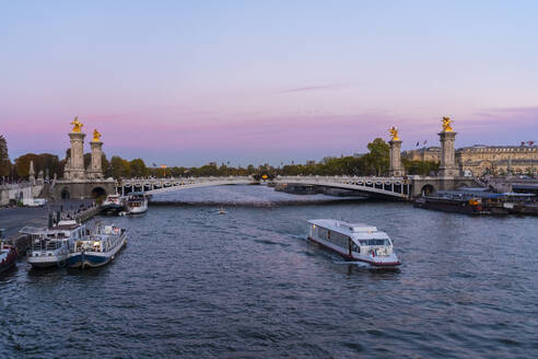 Frankreich, Ile-De-France, Paris, Boote auf der Seine in der Abenddämmerung mit der Brücke Pont Alexandre III im Hintergrund - TAMF03971