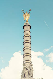 Frankreich, Ile-De-France, Paris, Fontaine du Palmier Säule gegen Himmel - TAMF03973