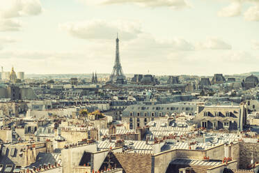 Frankreich, Ile-De-France, Paris, Stadtteil Les Halles de Paris mit Eiffelturm im Hintergrund - TAMF03976