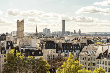 Frankreich, Ile-De-France, Paris, Wohngebäude mit Tour Saint-Jacques und Montparnasse-Türmen im Hintergrund - TAMF03977