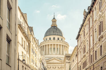 Frankreich, Ile-De-France, Paris, Wohnungen in der Rue Valette mit Pantheon im Hintergrund - TAMF03982