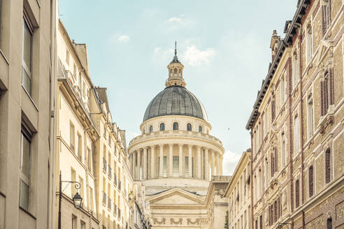 Frankreich, Ile-De-France, Paris, Wohnungen in der Rue Valette mit Pantheon im Hintergrund - TAMF03982