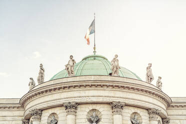Frankreich, Ile-De-France, Paris, Skulpturen auf der Kuppel der Großen Staatskanzlei des Ordens der Ehrenlegion - TAMF03989