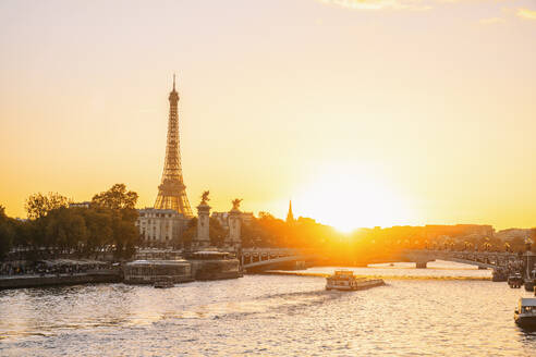 Frankreich, Ile-De-France, Paris, Seine bei Sonnenuntergang mit Eiffelturm und Pont Alexandre III Brücke im Hintergrund - TAMF03990