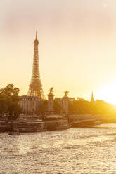 Frankreich, Ile-De-France, Paris, Seine bei Sonnenuntergang mit Eiffelturm und Pont Alexandre III Brücke im Hintergrund - TAMF03991