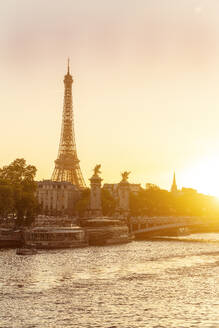 Frankreich, Ile-De-France, Paris, Seine bei Sonnenuntergang mit Eiffelturm und Pont Alexandre III Brücke im Hintergrund - TAMF03991