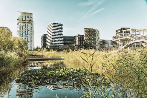 Frankreich, Ile-De-France, Paris, See und moderne Wohnungen in Parc Clichy-Batignolles - Martin Luther King - TAMF03992