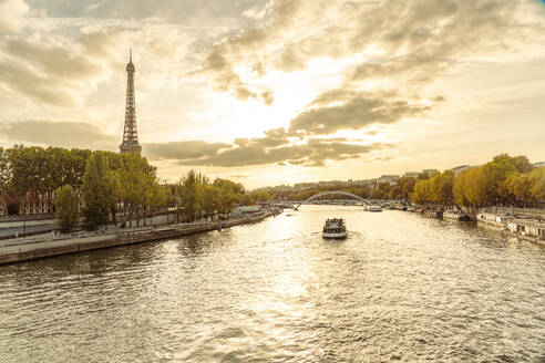 Frankreich, Ile-De-France, Paris, Seine bei Sonnenuntergang mit Eiffelturm und Passerelle Debilly-Brücke im Hintergrund - TAMF03997