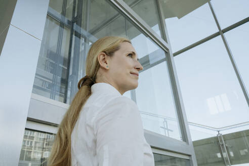 Businesswoman with long hair in office - OSF02164