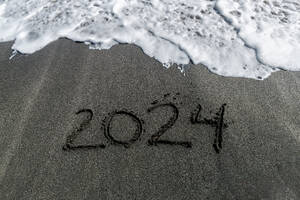 2024 handgeschrieben in schwarzem Strandsand - SIF00911