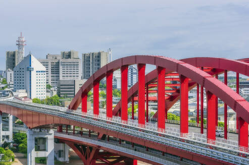 Japan, Präfektur Hyogo, Kobe, Kobe-Brücke mit Gebäuden im Hintergrund - THAF03241