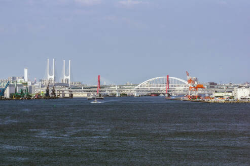 Japan, Präfektur Hyogo, Kobe, Hafengebiet von Kobe mit Brücke im Hintergrund - THAF03244