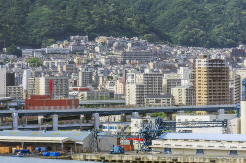 Japan, Präfektur Hyogo, Kobe, Gebäude rund um den Hafen von Kobe - THAF03245