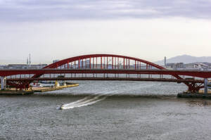 Japan, Präfektur Hyogo, Kobe, Motorboot fährt unter der Kobe-Brücke - THAF03246