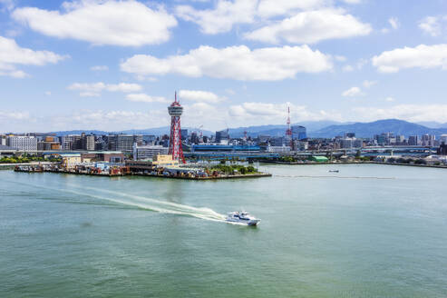 Japan, Präfektur Fukuoka, Stadt Fukuoka, Stadthafen mit Motorboot im Vordergrund - THAF03249