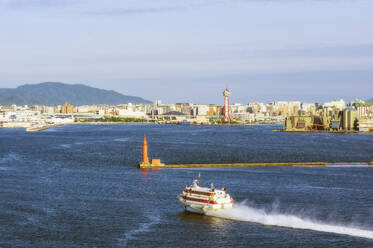 Japan, Präfektur Fukuoka, Stadt Fukuoka, Fähre fährt zum Stadthafen - THAF03253