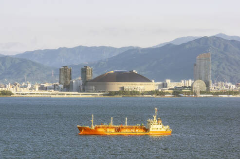Japan, Präfektur Fukuoka, Fukuoka City, Trawler mit PayPay Dome Stadion im Hintergrund - THAF03255