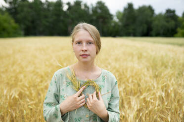Porträt einer jungen Frau mit kleinem Kranz in einem Weizenfeld - TETF02322