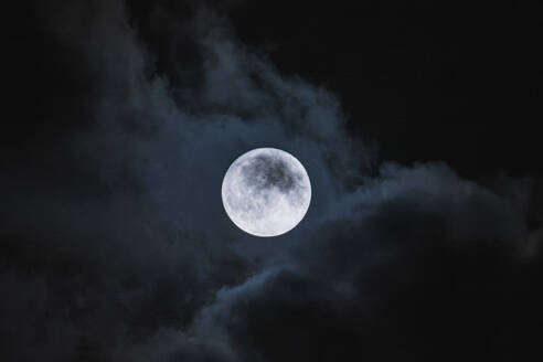 Erstaunliche Szenerie von weiß glühenden Mond mit Kratern in schwarzen Himmel mit Wolken in der Nacht - ADSF47920