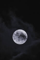 Erstaunliche Szenerie von weiß glühenden Mond mit Kratern in schwarzen Himmel mit Wolken in der Nacht - ADSF47921