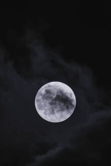 Erstaunliche Szenerie von weiß glühenden Mond mit Kratern in schwarzen Himmel mit Wolken in der Nacht - ADSF47921