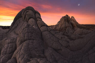 Malerische Ansicht der Bergkette mit gegen bunten lila Himmel mit glühenden Kurve Mond am Abend - ADSF47936