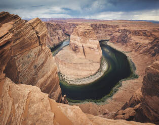 Blick von oben auf den Grand Canyon des Colorado-Flusses in Arizona unter blauem Himmel voller Wolken - ADSF47948