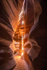 Schmaler sandiger Pfad des Antelope Canyon mit unebenen, rauen Wänden bei Tageslicht in den USA - ADSF47949