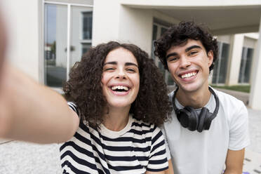 Fröhliche Studenten machen ein Selfie auf dem Campus und genießen ihre Studienzeit - LMCF00644