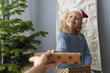 Mutter übergibt Weihnachtsgeschenk an Tochter zu Hause - SVKF01637