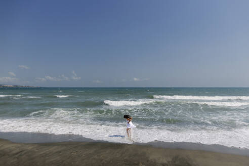 Reife Frau steht in der Nähe des Ufers am Strand - SIF00923
