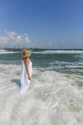 Unbeschwerte Frau inmitten von Wellen im Meer am Strand stehend - SIF00954