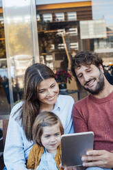 Father sharing tablet PC with woman and daughter - JOSEF21074