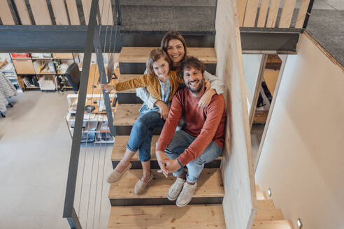 Glückliche Familie auf der Treppe zu Hause sitzend - JOSEF21088