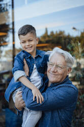 Glücklicher Mann mit Enkel an der Wand - JOSEF21101