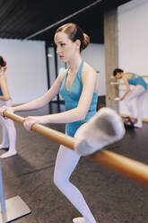 Schöne Balletttänzerin beim Stretching in der Tanzschule - MRRF02700