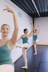 Tänzer mit erhobenen Händen bei einer Probe in einer Tanzschule - MRRF02722