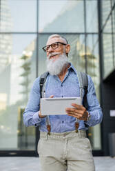 Handsome senior man portrait - Youthful and stylish man in the sixties, concepts about lifestyle, seniors and business - DMDF05914